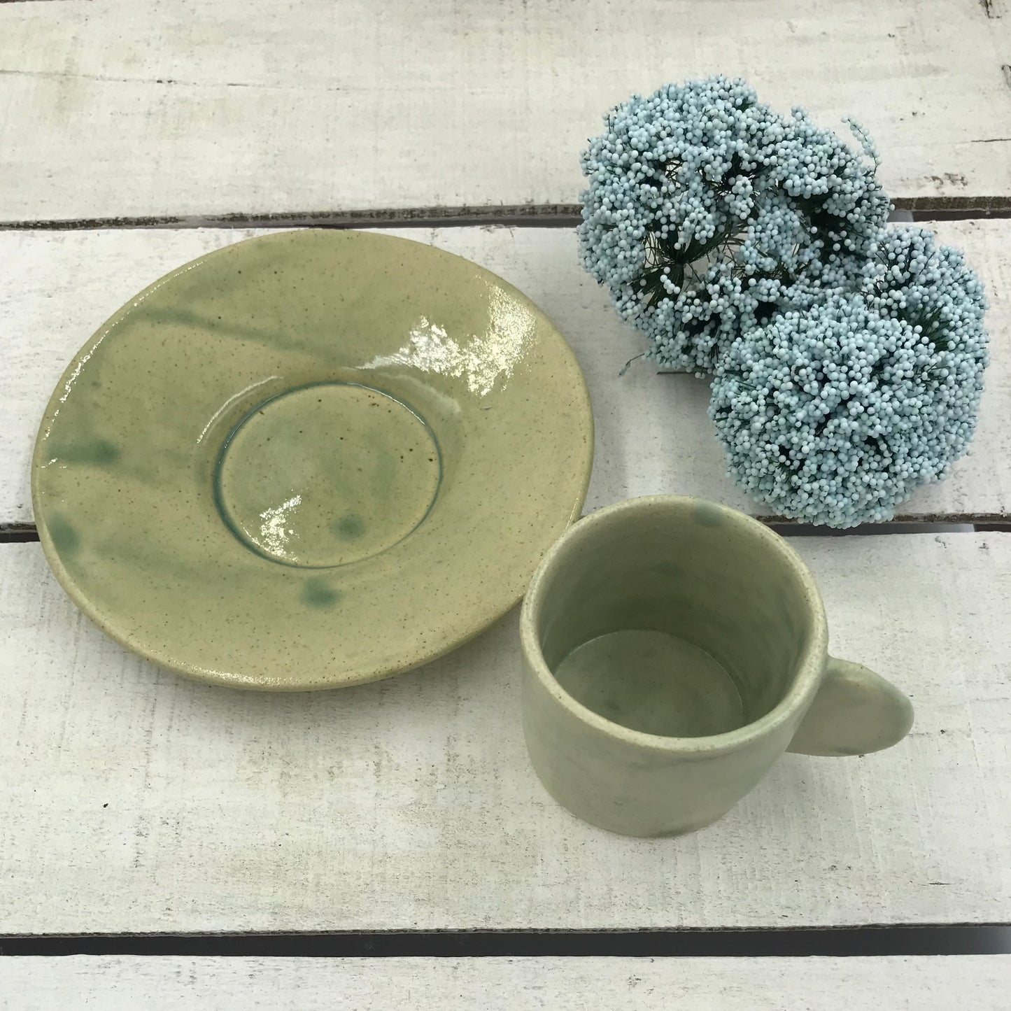 Taza y plato de café espresso hechos a mano en cerámica artesanal - VERDE