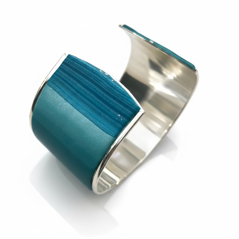 Armreif „Tranquil Waters“ von Stephanie Fraselle – kunstvolles Schmuckdesign.