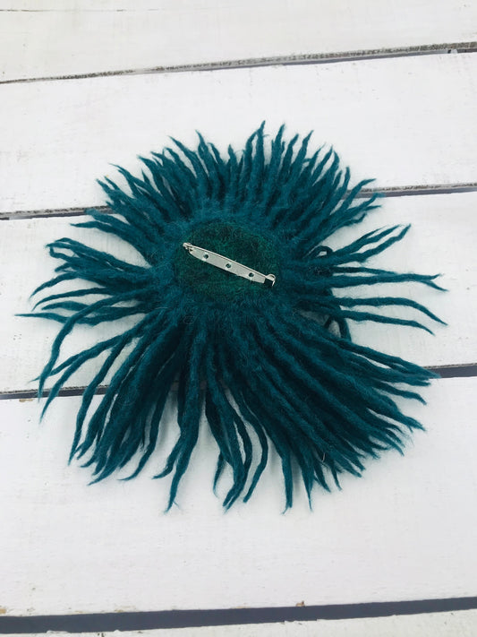 Broche de anémona de lana merino elaborado a mano para ti