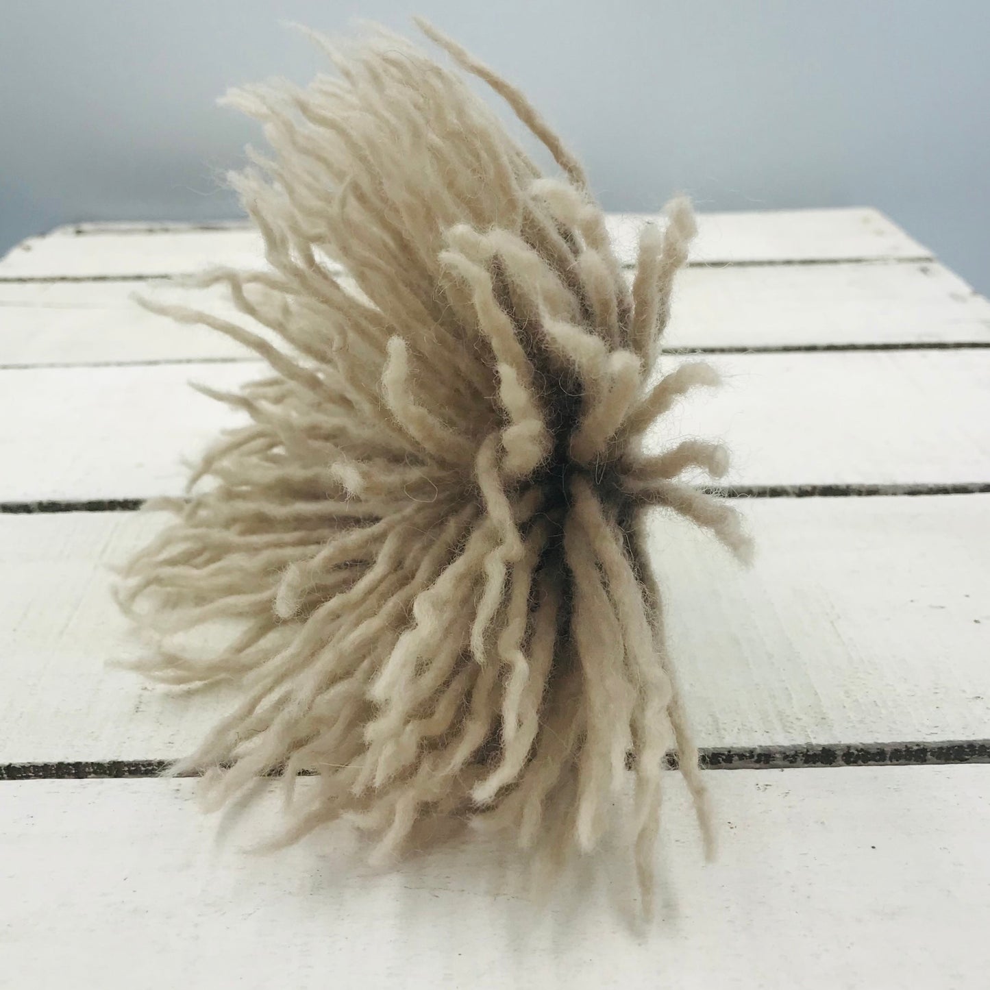 Von Hand für Sie gefertigt - Anemonenbrosche aus Merinowolle