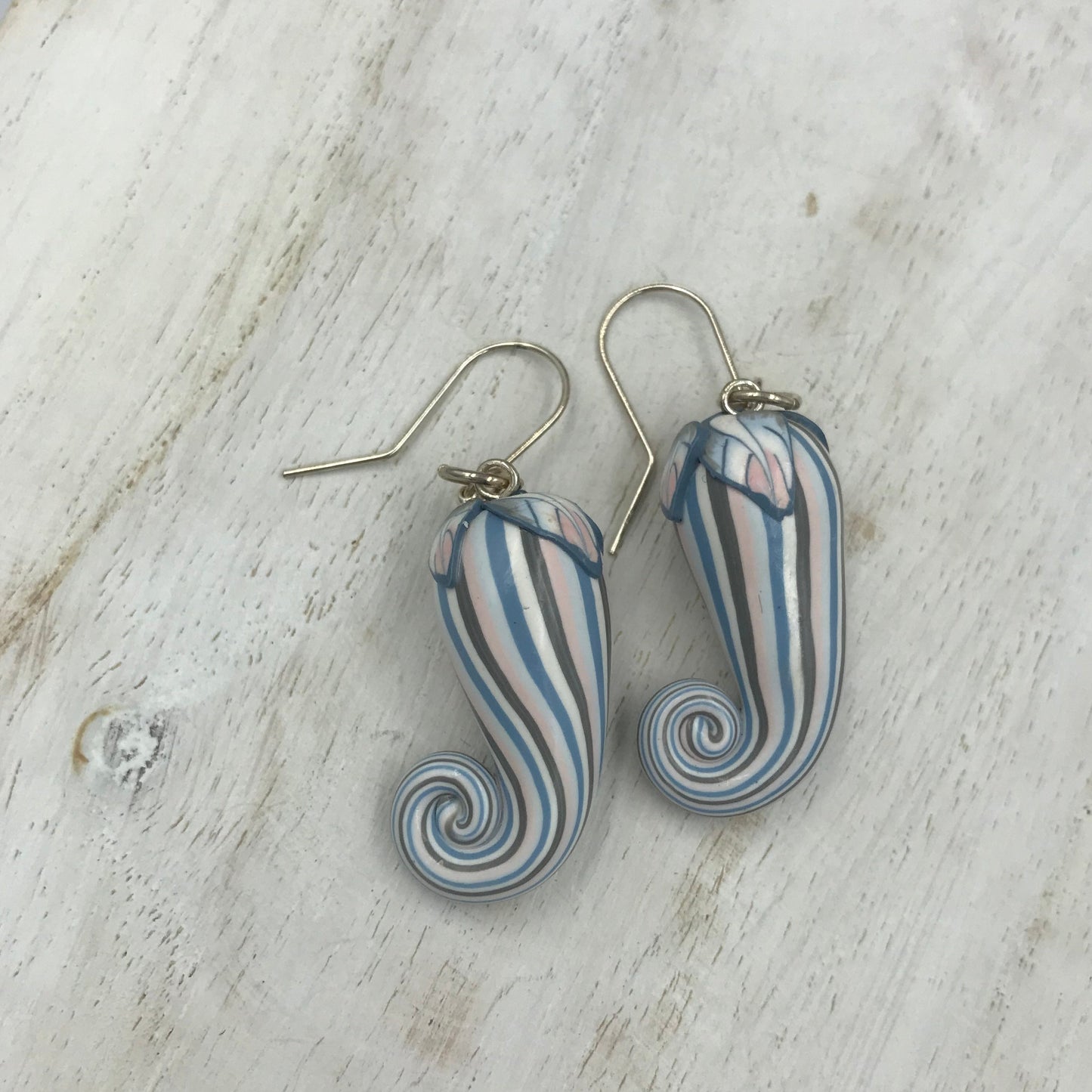 Pendientes de berenjena con rayas hechas a mano en PLATA DE LEY 925 con “tonos pastel” - por Stephanie Fraselle - Diseño de joyería artesanal