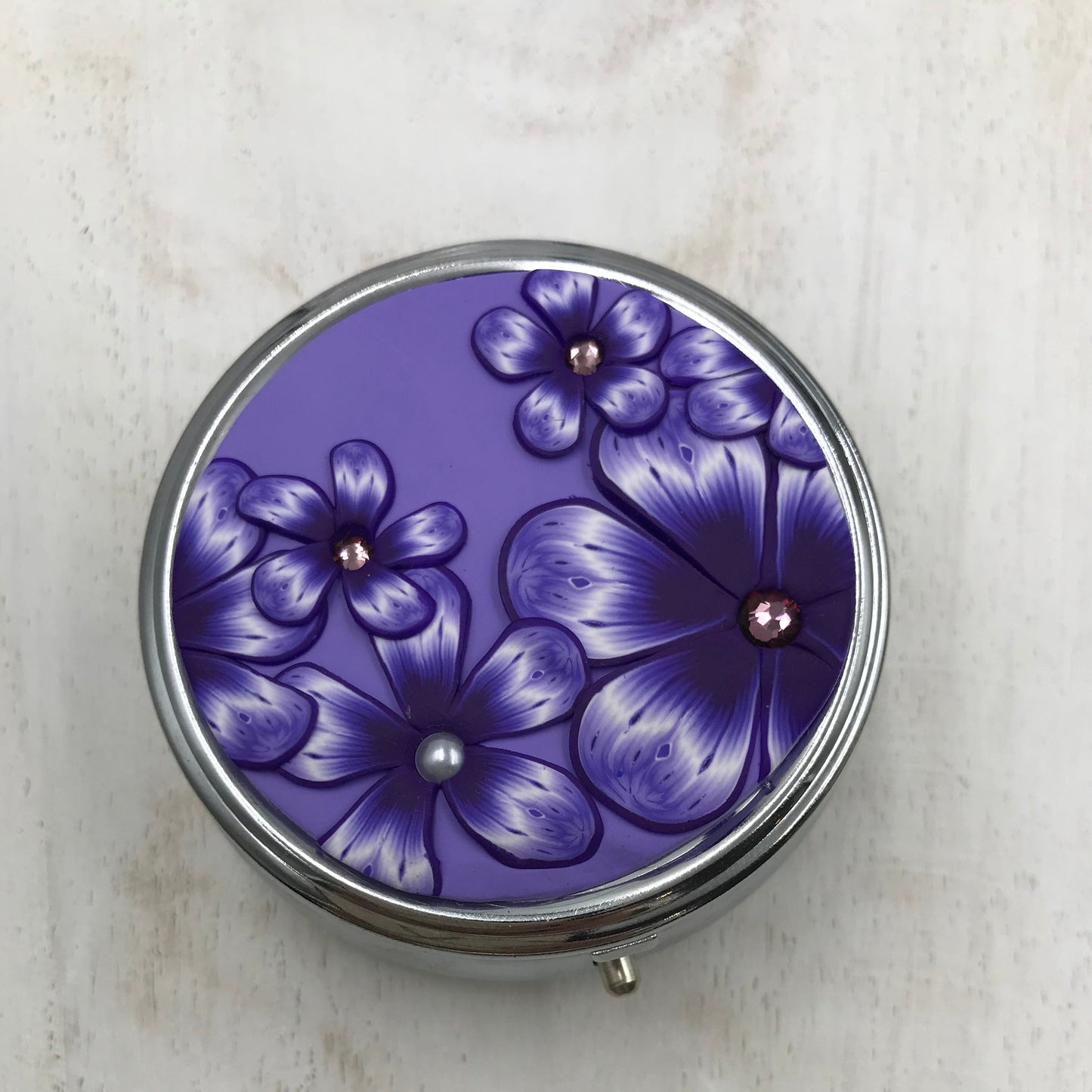 „Nerea“ mit Swarovski verzierte 60-mm-Vitamin-Pillendose von Stephanie Fraselle – Kunstvolles Schmuckdesign