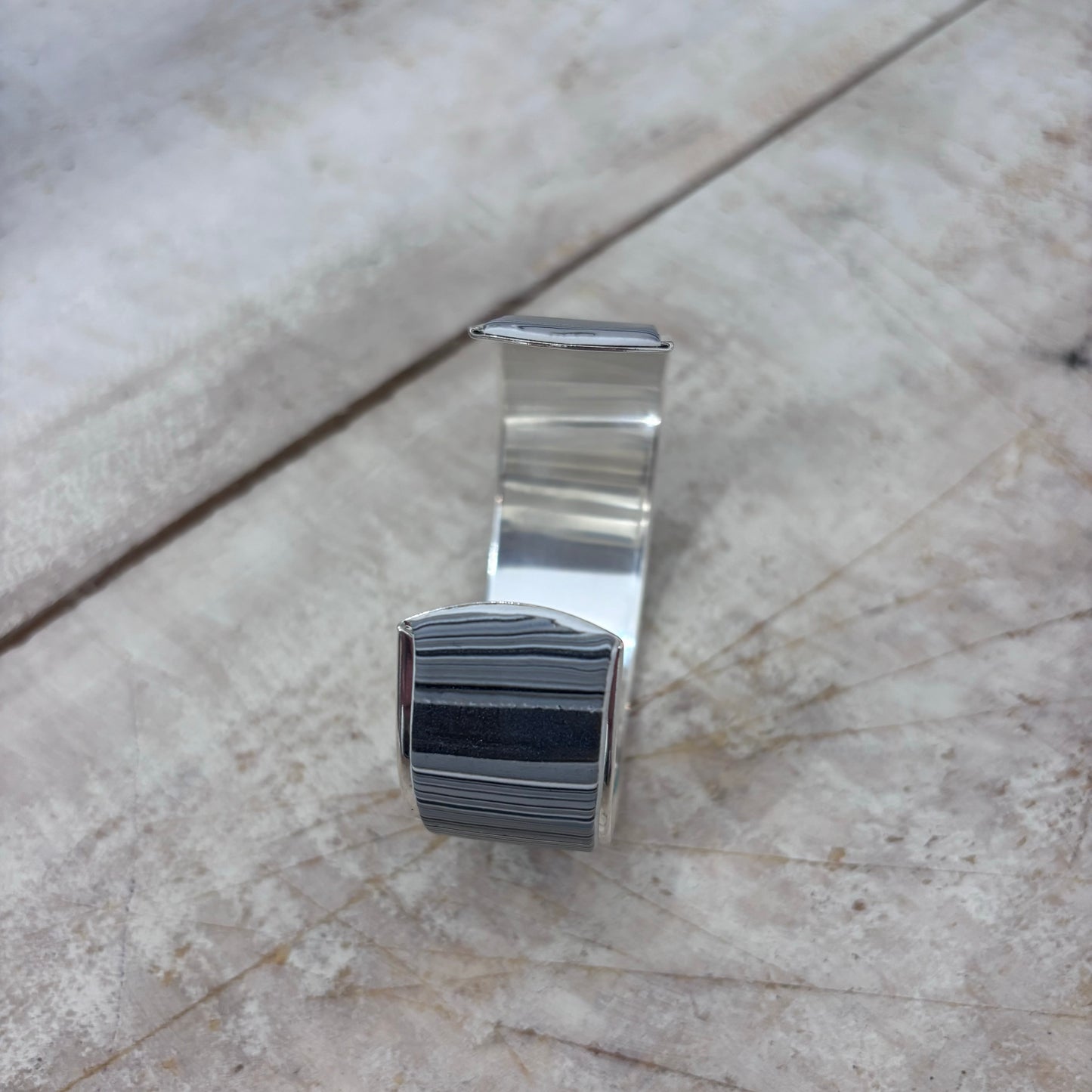Brazalete «Minimalista gris se encuentra con blanco» de Stephanie Fraselle - Diseño de joyería artesanal