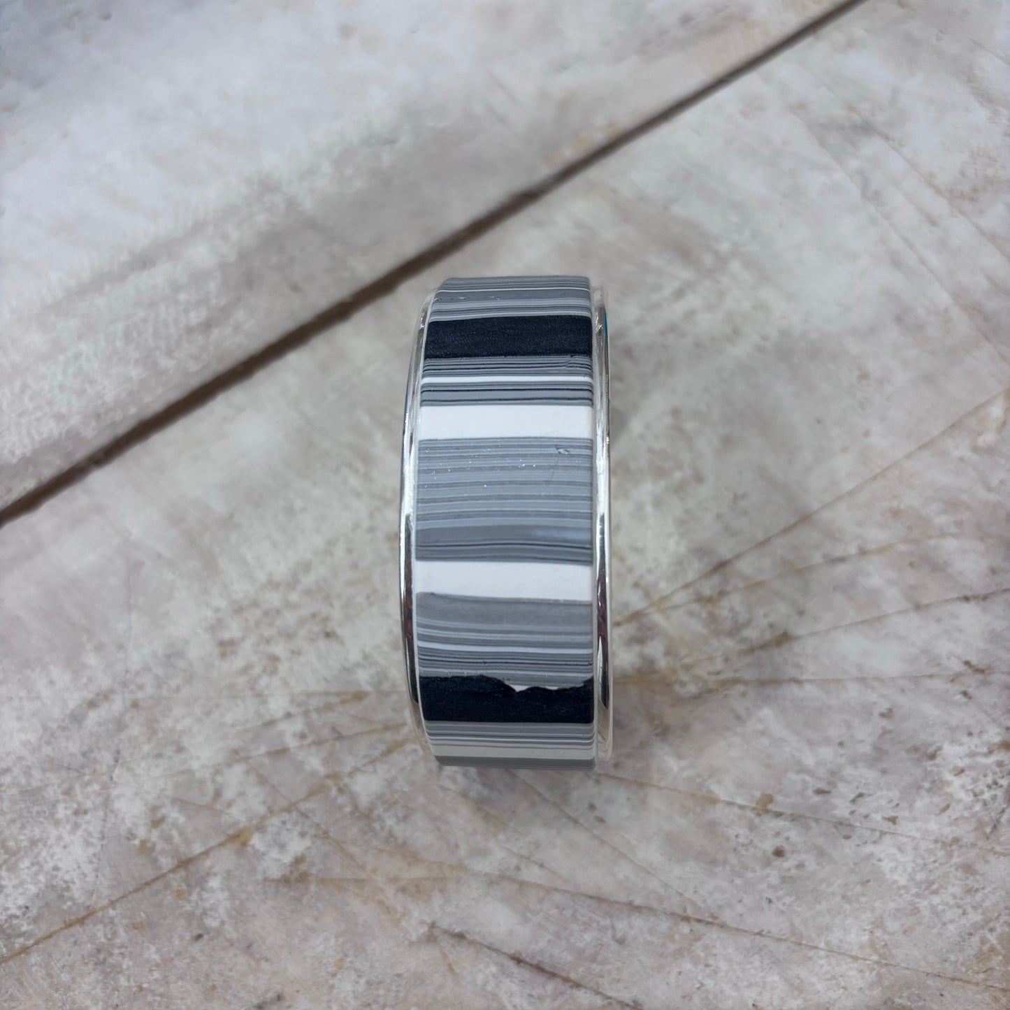 Brazalete «Minimalista gris se encuentra con blanco» de Stephanie Fraselle - Diseño de joyería artesanal