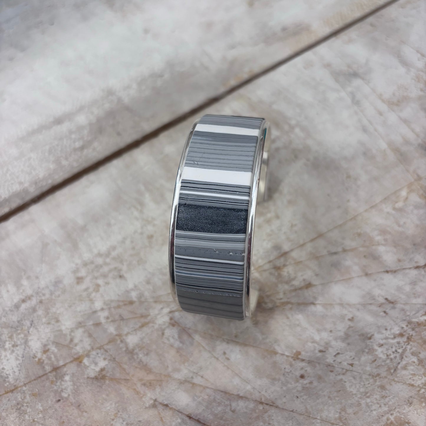 Brazalete «Minimalista gris se encuentra con blanco» de Stephanie Fraselle - Diseño de joyería artesanal