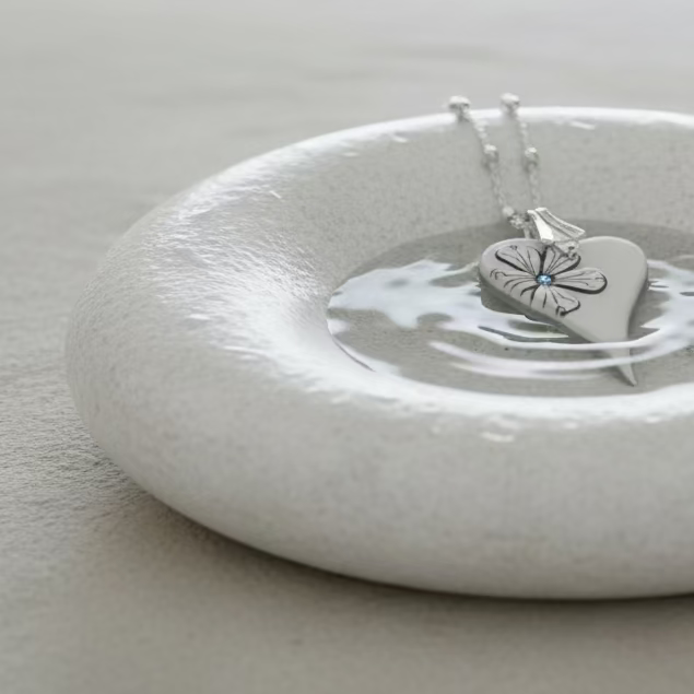 White Botanics Bloom Tapered heart | Sterling Silver Chain