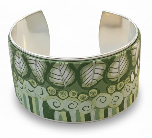 Brazalete tipo brazalete con diseño de lunares en verde salvia y verde oliva de Stephanie Fraselle - Diseño de joyería artesanal