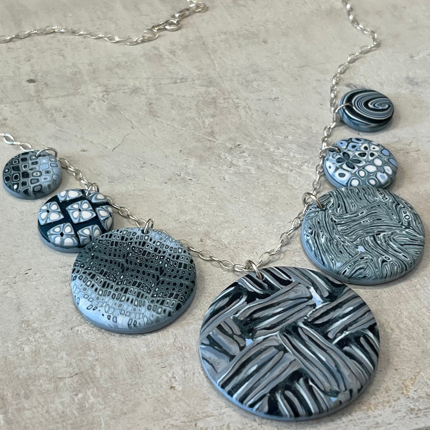 „Blue Denim“ Empress-Halskette von Stephanie Fraselle – Kunstvolles Schmuckdesign