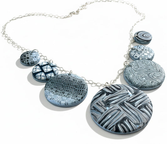 „Blue Denim“ Empress-Halskette von Stephanie Fraselle – Kunstvolles Schmuckdesign