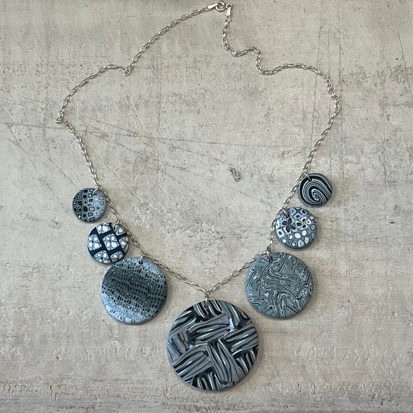 „Blue Denim“ Empress-Halskette von Stephanie Fraselle – Kunstvolles Schmuckdesign