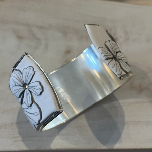 Brazalete tipo brazalete “White Botanics” de 37 mm de Stephanie Fraselle - Diseño de joyería artesanal