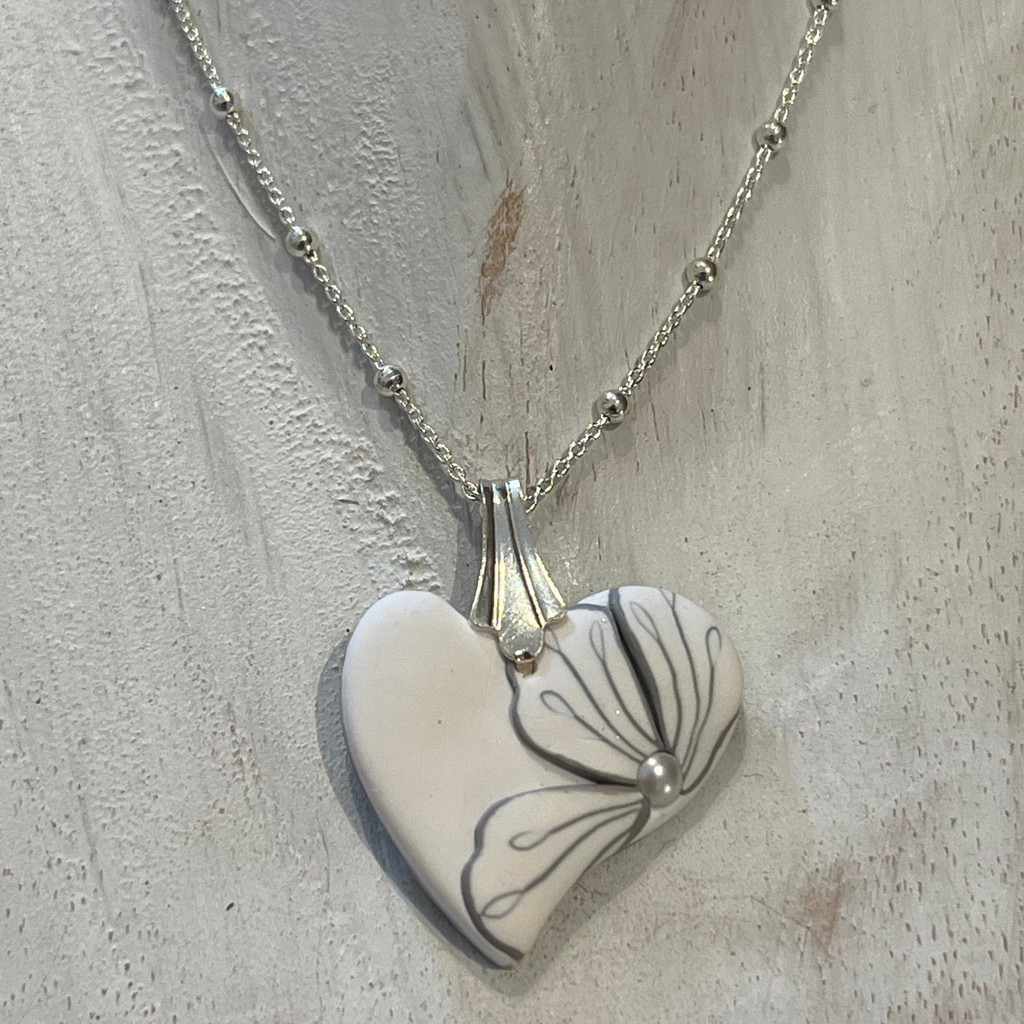 Mini-Herz „White Botanics“ – Halskette aus 925er Sterlingsilber von Stephanie Fraselle – Kunstvolles Schmuckdesign