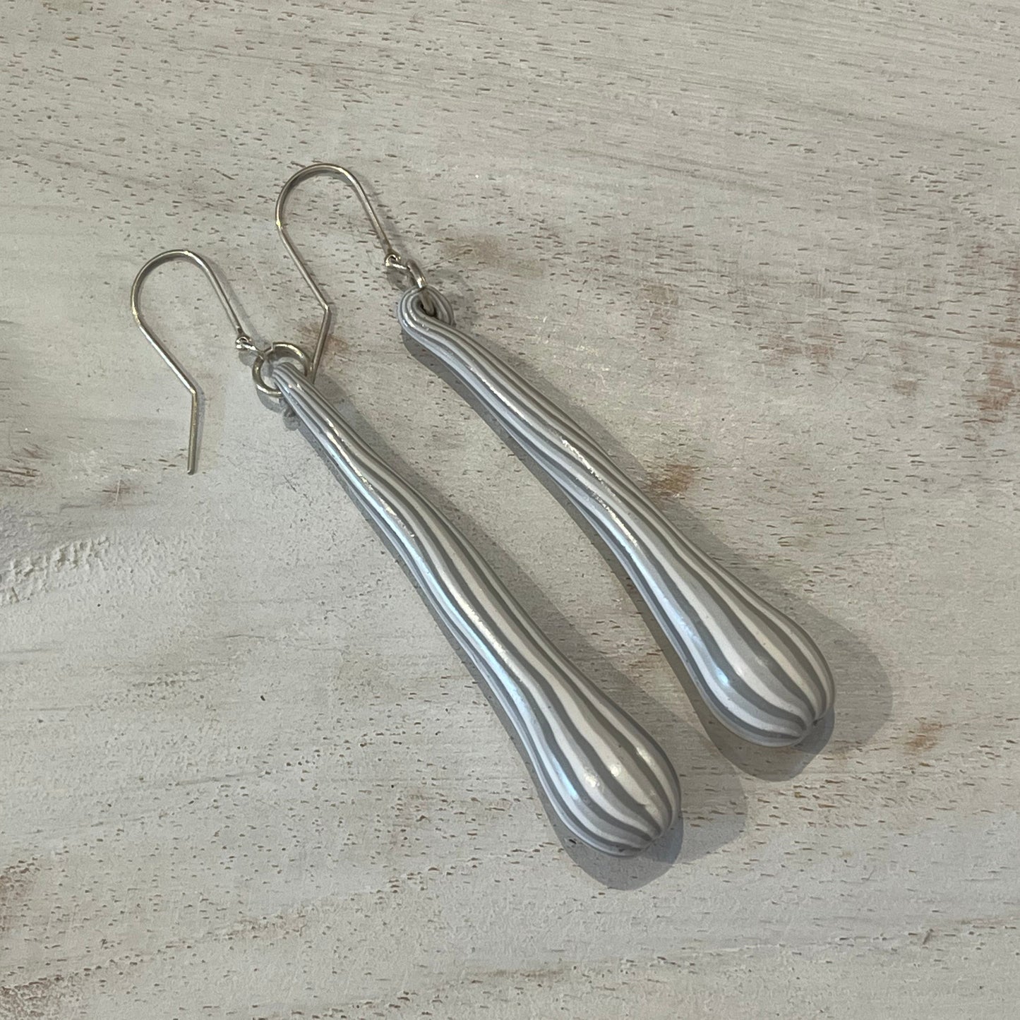 “White Botanics” PLATA DE LEY 925 - Pendientes de tuétano de rayas grises hechos a mano - por Stephanie Fraselle - Diseño de joyería artesanal