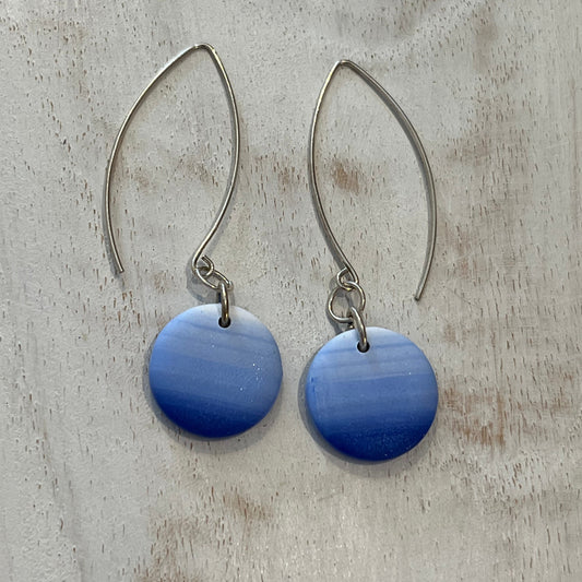 Pendientes colgantes hechos a mano de plata de ley 925 con matices azules de Stephanie Fraselle - Diseño de joyería artesanal