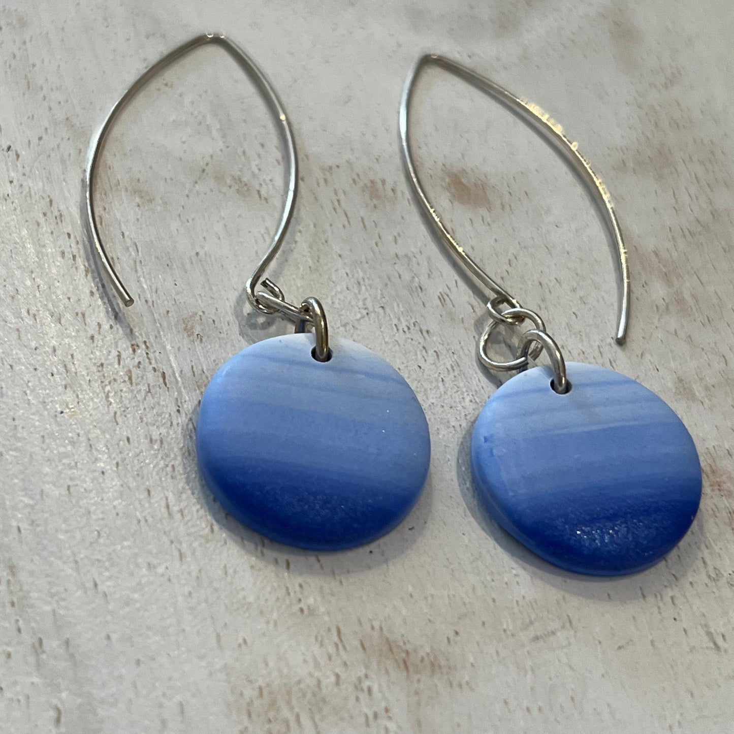 Pendientes colgantes hechos a mano de plata de ley 925 con matices azules de Stephanie Fraselle - Diseño de joyería artesanal