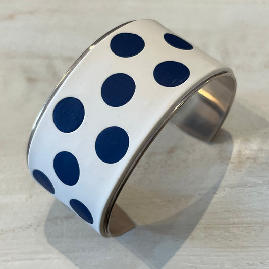 Brazalete tipo brazalete “Lunares blancos y azul marino” de Stephanie Fraselle - Diseño de joyería artesanal