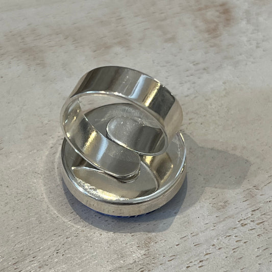 Marégraphie Mosaic Ring by Stephanie Fraselle – handmade polymer clay mosaic ring in ocean tones of ultramarine, sapphire, navy, and white with sterling silver-coated adjustable band.