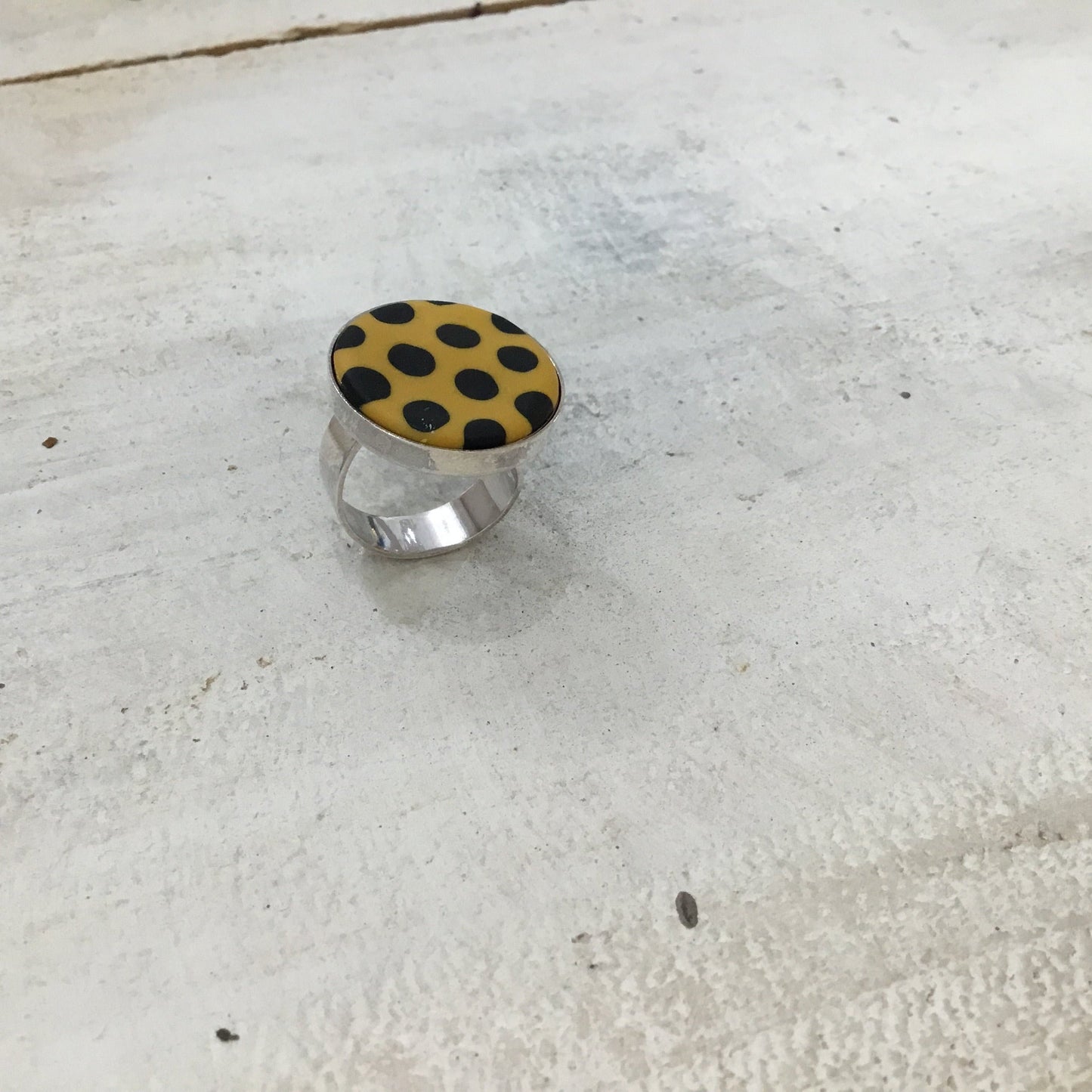 Anillo ajustable redondo de 22 mm con lunares en mostaza y negro de Stephanie Fraselle - Diseño de joyería artesanal