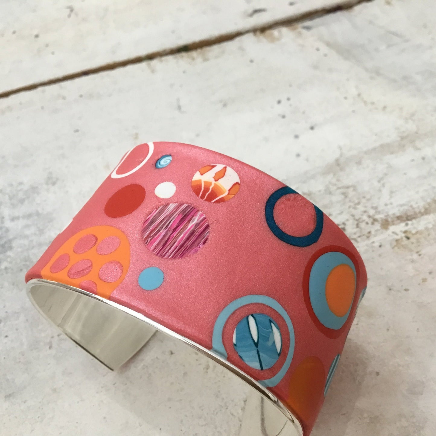 Brazalete brazalete “Universo” tropical de Stephanie Fraselle - Diseño de joyería artesanal