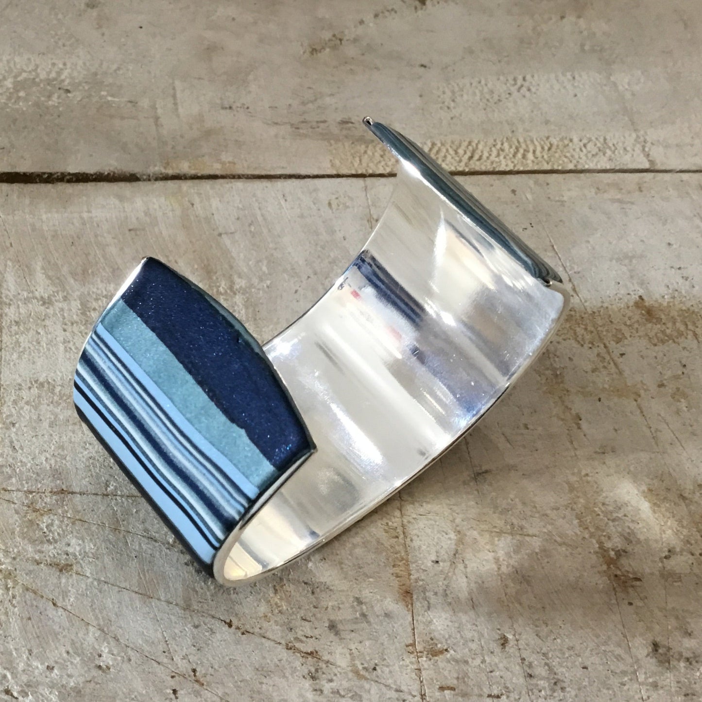 Brazalete Sea Foam “Colección Blue Denim” de 37 mm de Stephanie Fraselle - Diseño de joyería artesanal