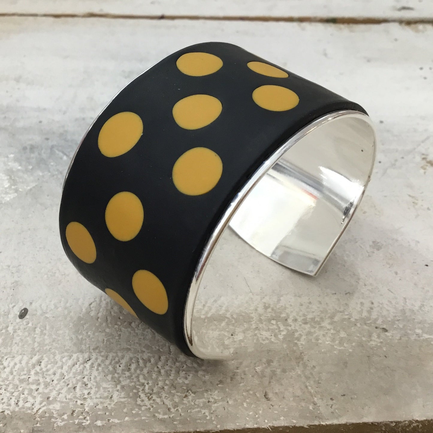 Brazalete tipo brazalete con lunares en negro y amarillo mostaza de Stephanie Fraselle - Diseño de joyería artesanal