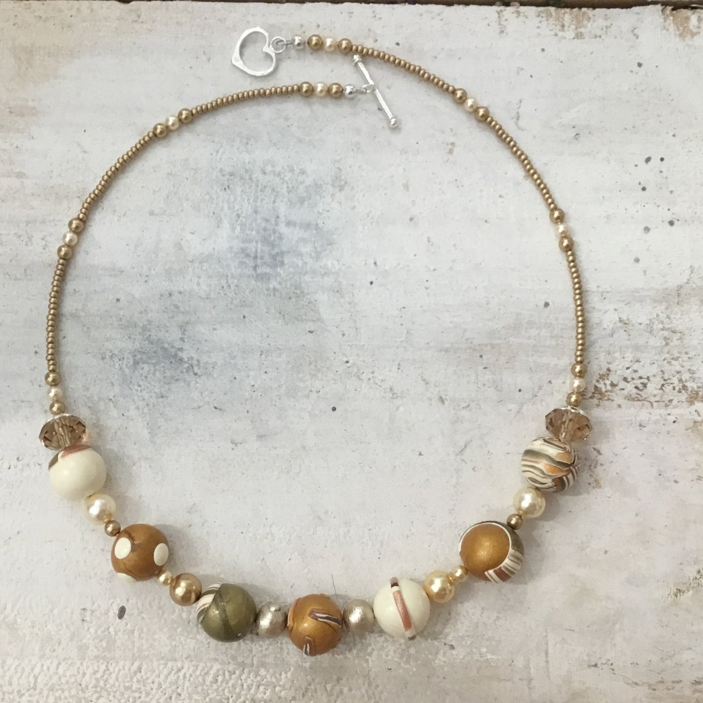Collar Emperatriz con cuentas doradas de Stephanie Fraselle - Diseño de joyería artesanal