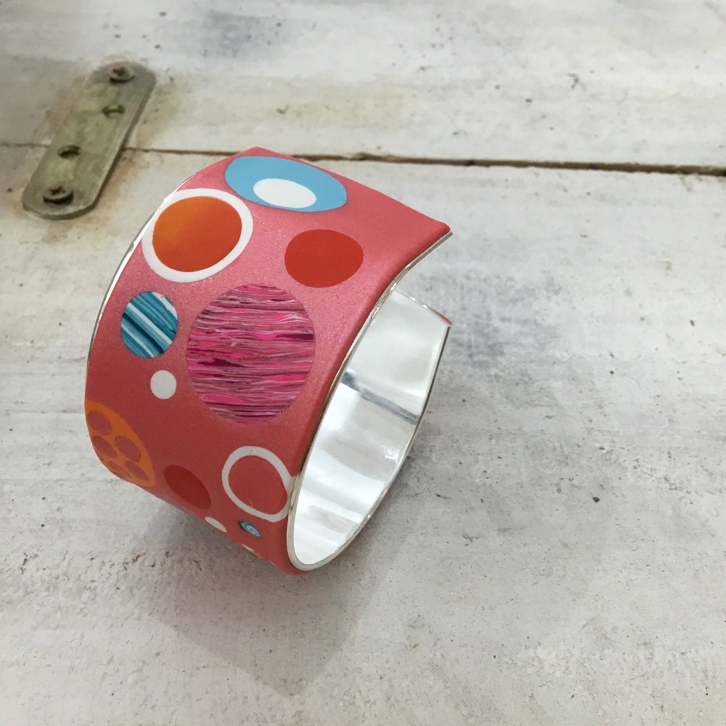 Brazalete brazalete “Universo” tropical de Stephanie Fraselle - Diseño de joyería artesanal