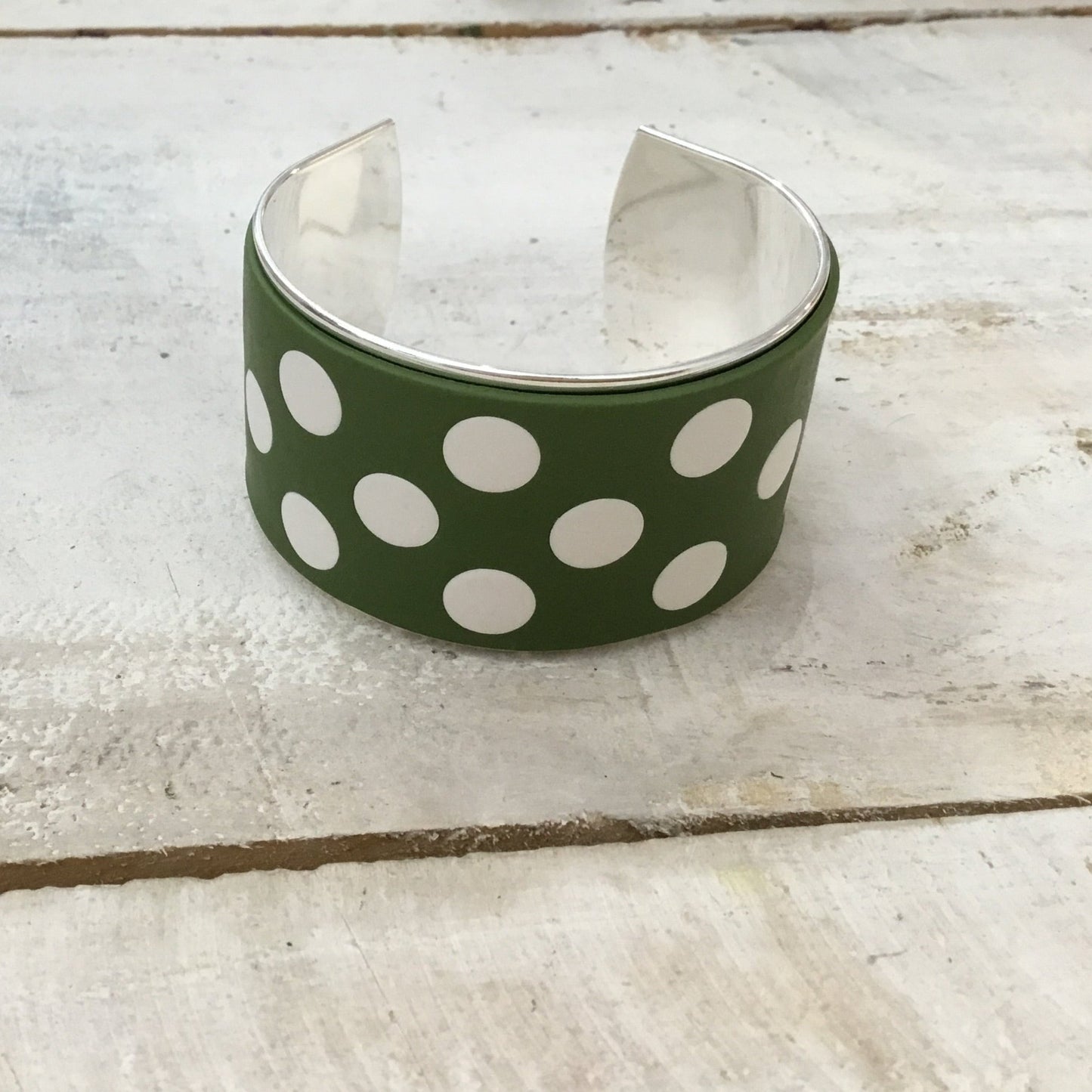 Brazalete tipo brazalete con lunares en blanco y verde oliva de Stephanie Fraselle - Diseño de joyería artesanal