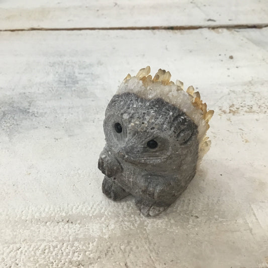 Cuarzo ahumado, piedra preciosa natural tallada a mano, erizo chamánico.