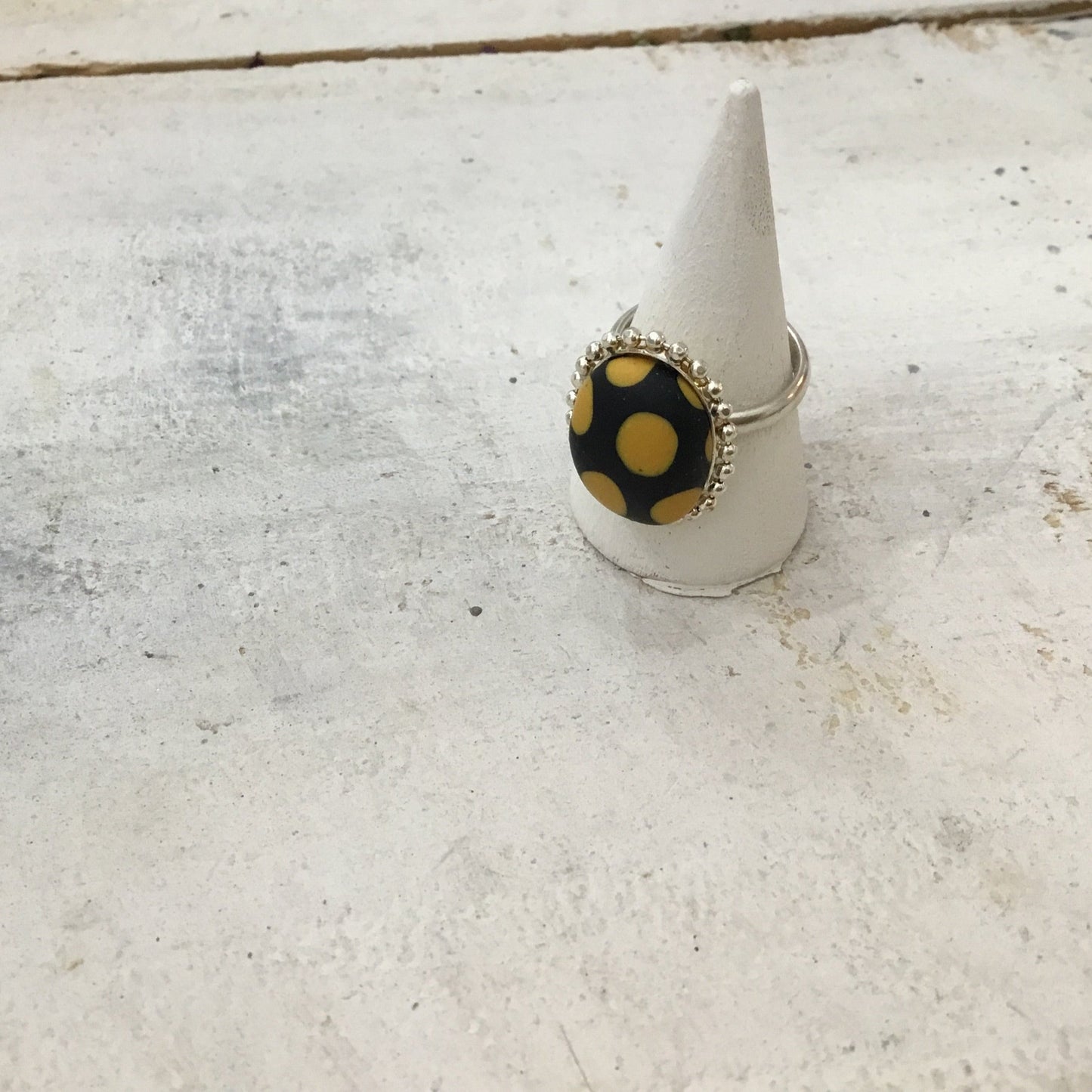 Anillo ajustable ovalado de plata de ley 925 con lunares negros y mostaza de Stephanie Fraselle - Diseño de joyería artesanal