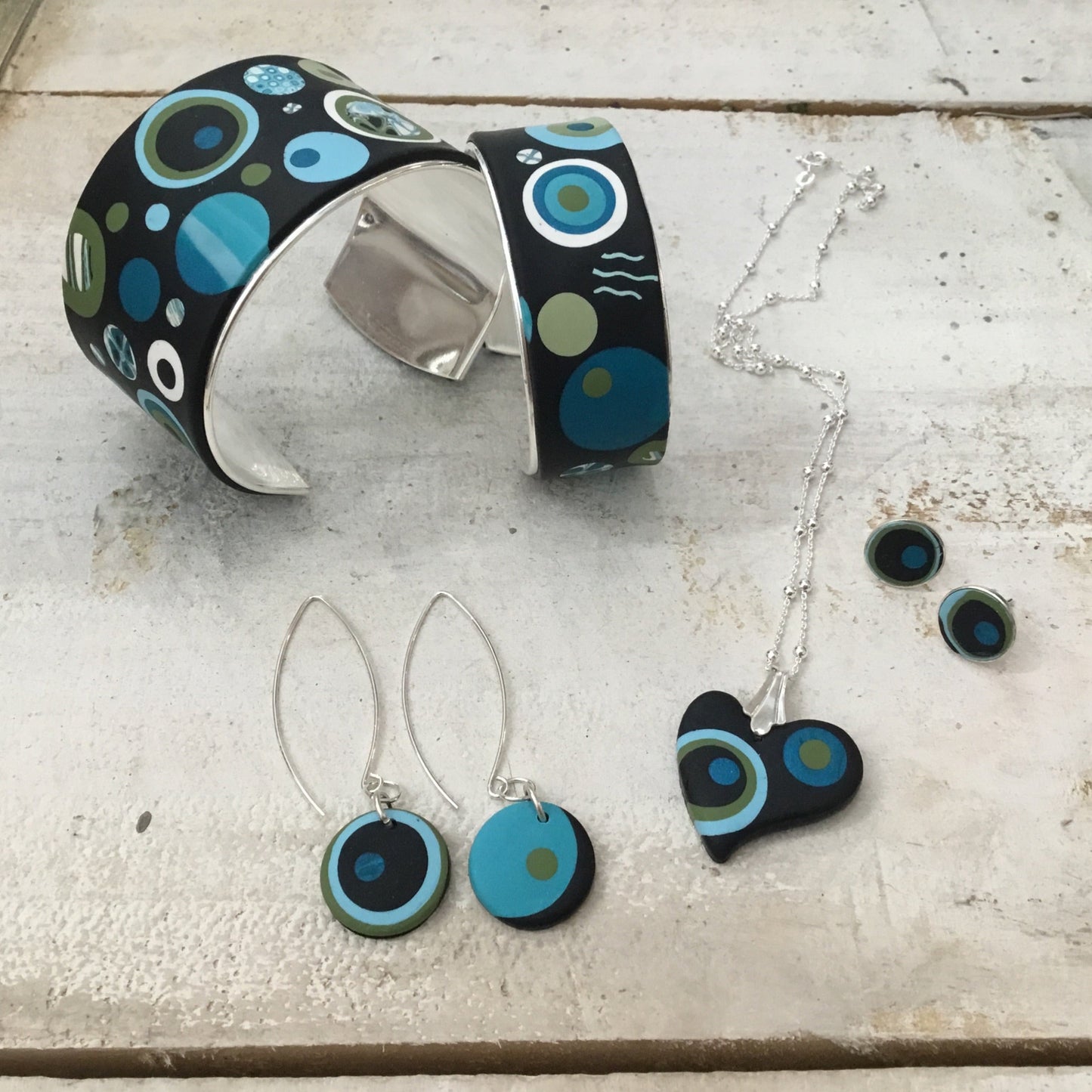 PENDIENTES DE PLATA DE LEY 925 DE 12 MM CON LA MARCA “Universe” DE CAROLINA - HECHOS A MANO - POR STYLE FRASSELLE - DISEÑO DE JOYAS ARTESANALES