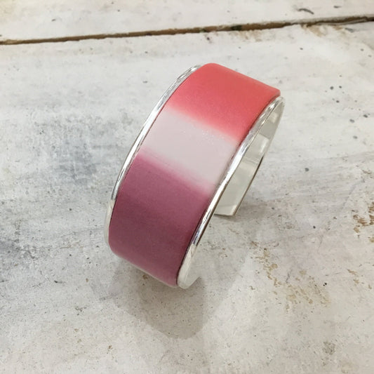 Brazalete tipo brazalete “Rosa ruborizado y coral” de Stephanie Fraselle - Diseño de joyería artesanal