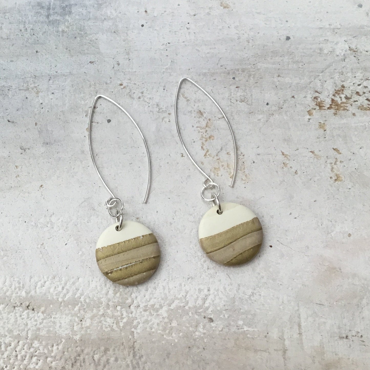 Pendientes colgantes hechos a mano de PLATA DE LEY 925 “dorada” de Stephanie Fraselle - Diseño de joyería artesanal