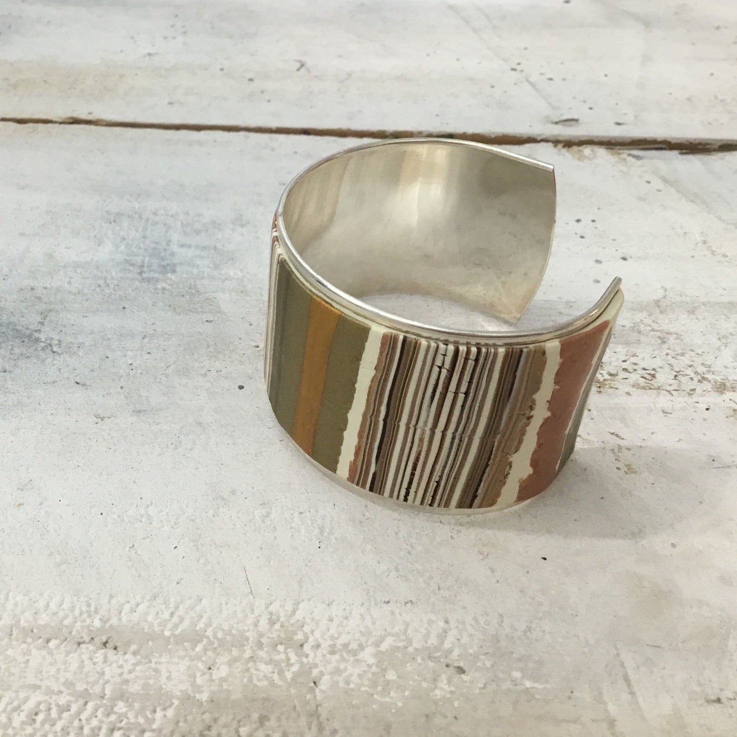 Brazalete brazalete “Luz dorada” de Stephanie Fraselle - Diseño de joyería artesanal