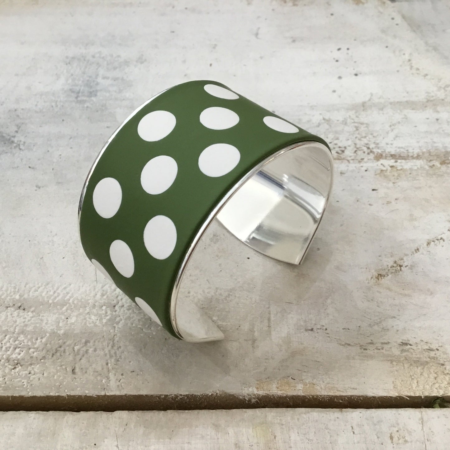 Brazalete tipo brazalete con lunares en blanco y verde oliva de Stephanie Fraselle - Diseño de joyería artesanal