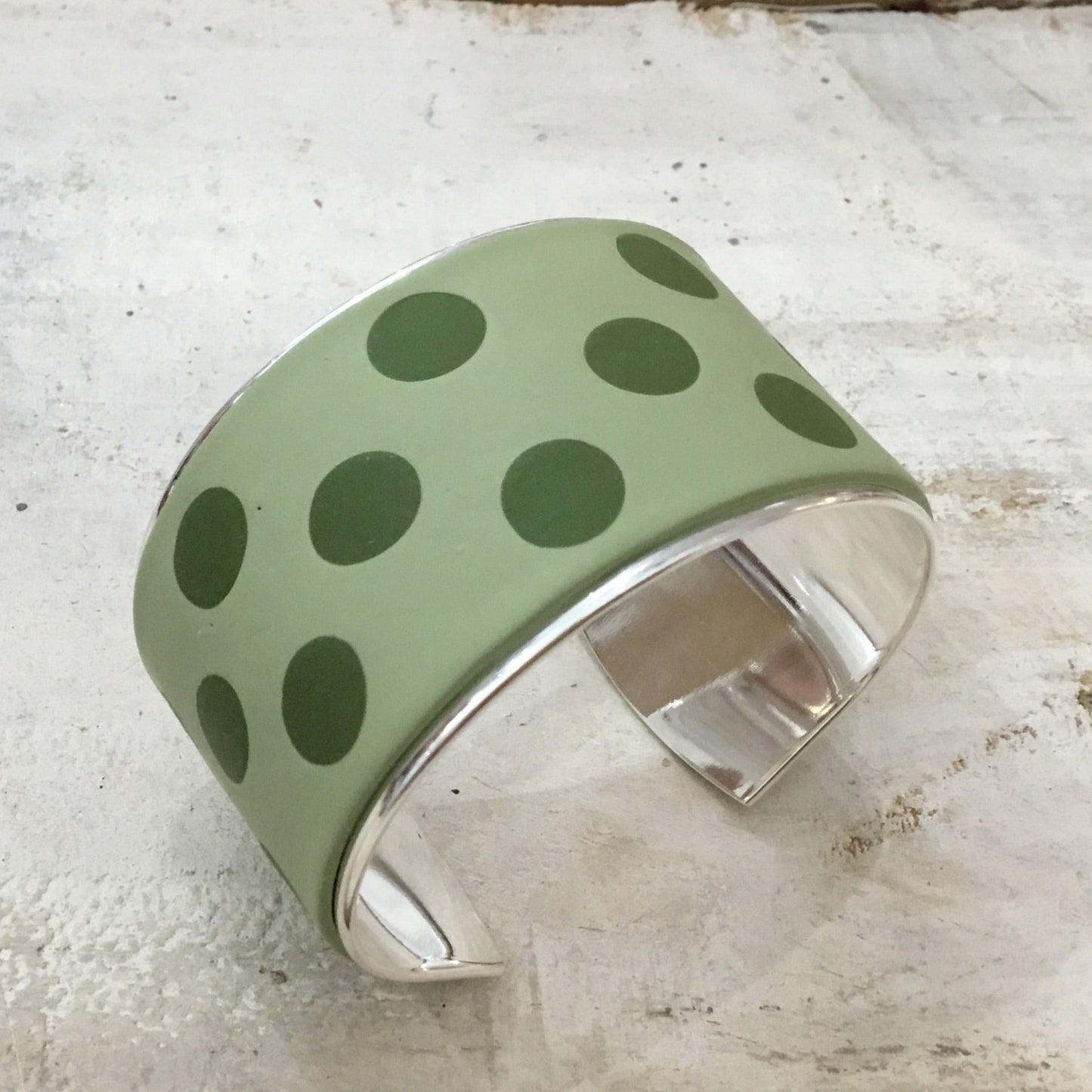 Brazalete tipo brazalete con diseño de lunares en verde salvia y verde oliva de Stephanie Fraselle - Diseño de joyería artesanal