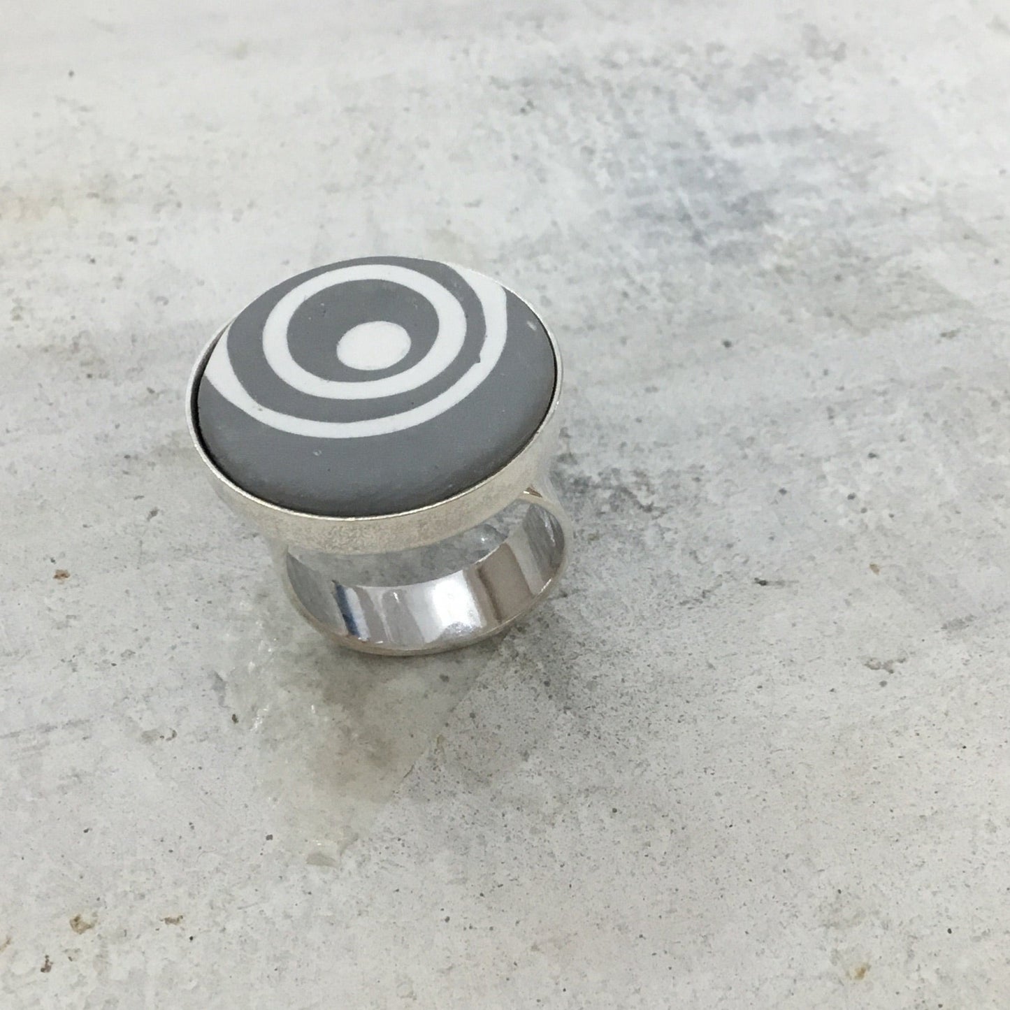 Anillo ajustable “Universe” en gris y blanco de Stephanie Fraselle - Diseño de joyería artesanal