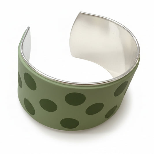 Salbei- und olivgrünes „Polkadots“-Armband von Stephanie Fraselle – Kunstvolles Schmuckdesign
