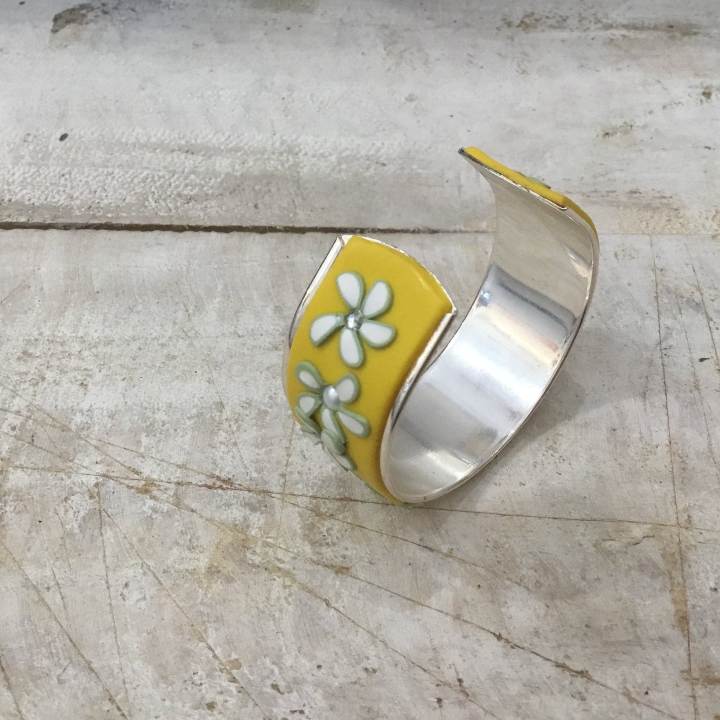 Pulsera brazalete maravillosa y floreciente ¨Flower Chain¨ de 23 mm de Stephanie Fraselle, diseño de joyería artesanal