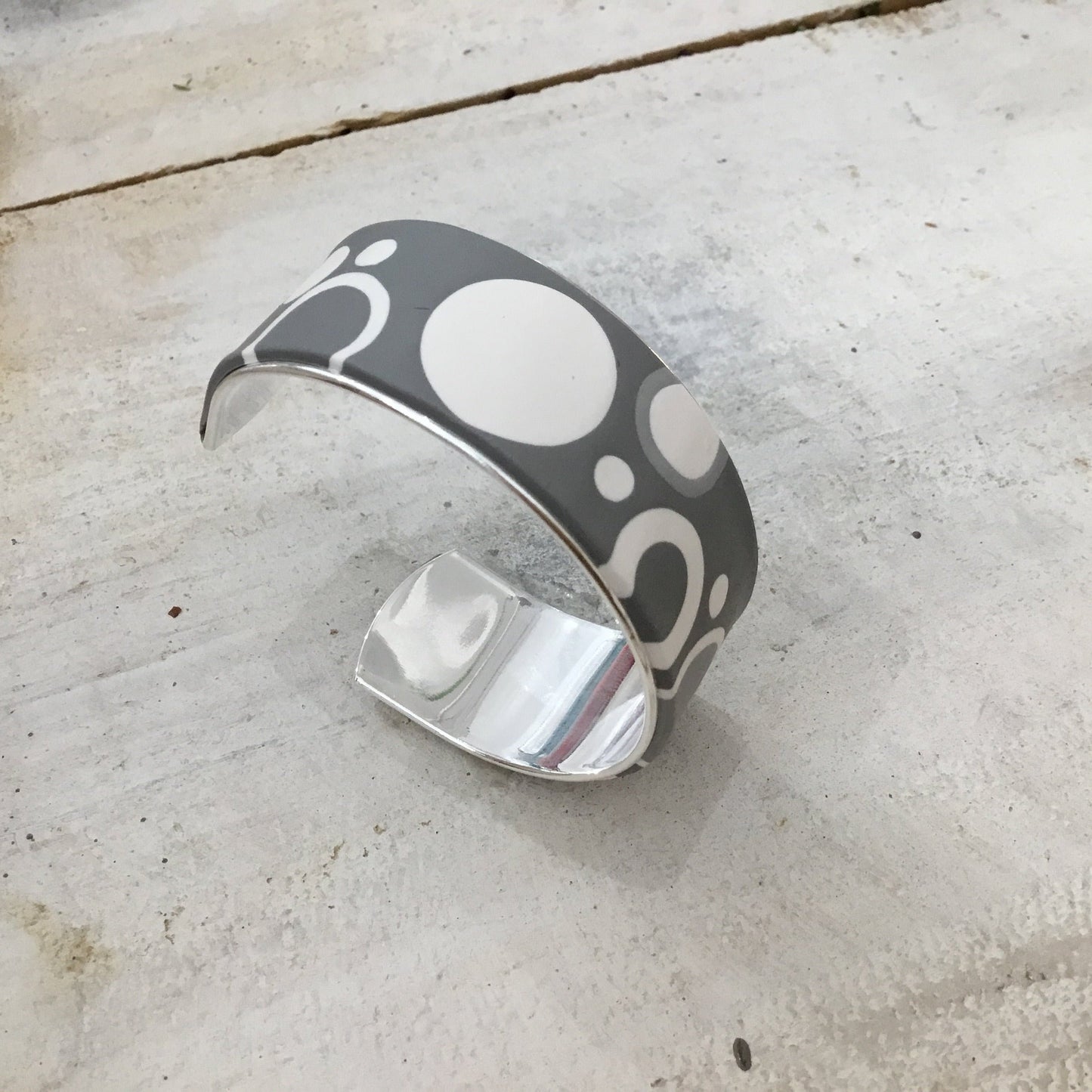 Brazalete brazalete “Universe” en gris y blanco de Stephanie Fraselle - Diseño de joyería artesanal