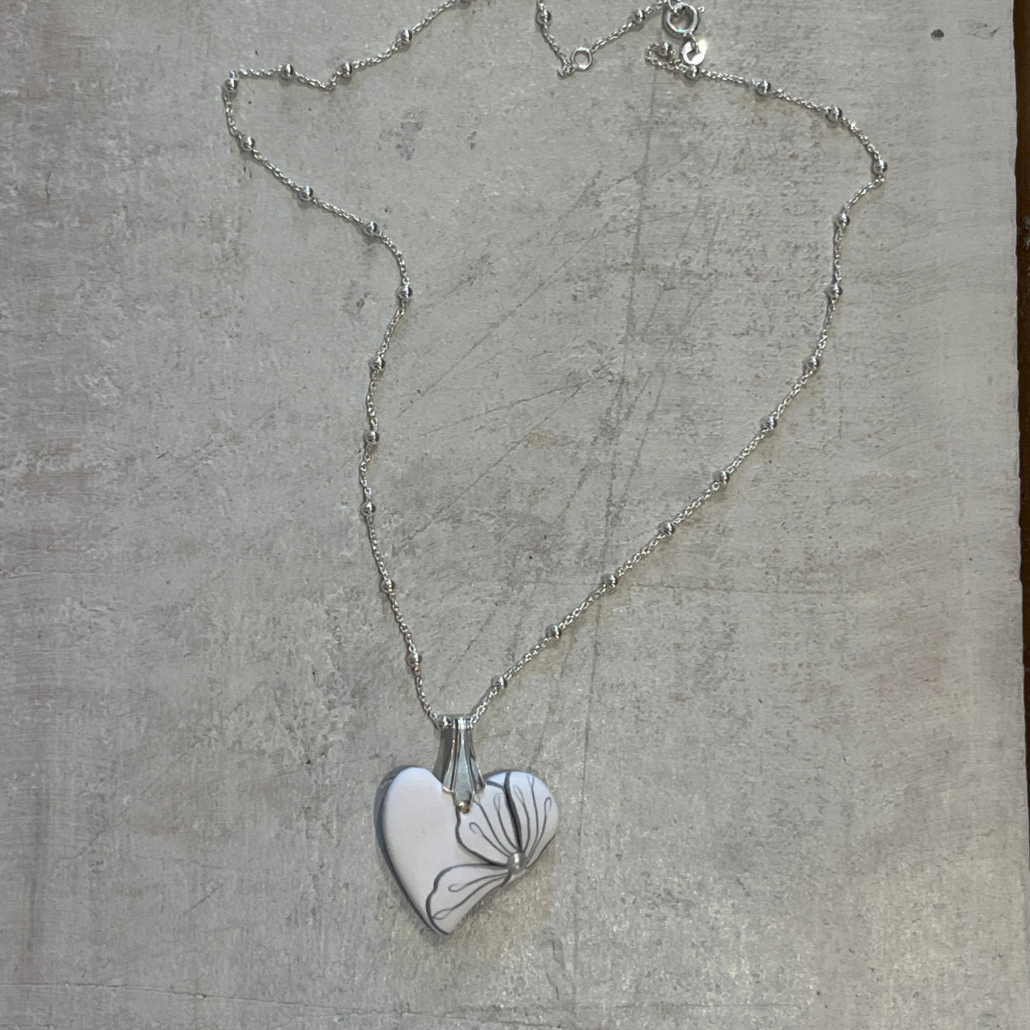 Mini-Herz „White Botanics“ – Halskette aus 925er Sterlingsilber von Stephanie Fraselle – Kunstvolles Schmuckdesign