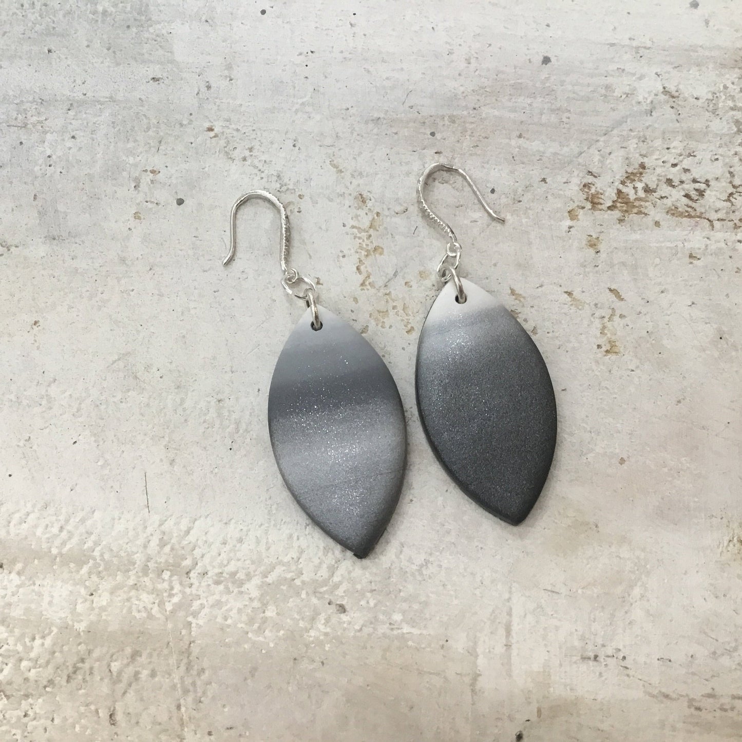 Combinaciones de “minimalismo gris y blanco” Pendientes colgantes no idénticos hechos a mano de PLATA DE LEY 925 - por Stephanie Fraselle - Diseño de joyería artesanal
