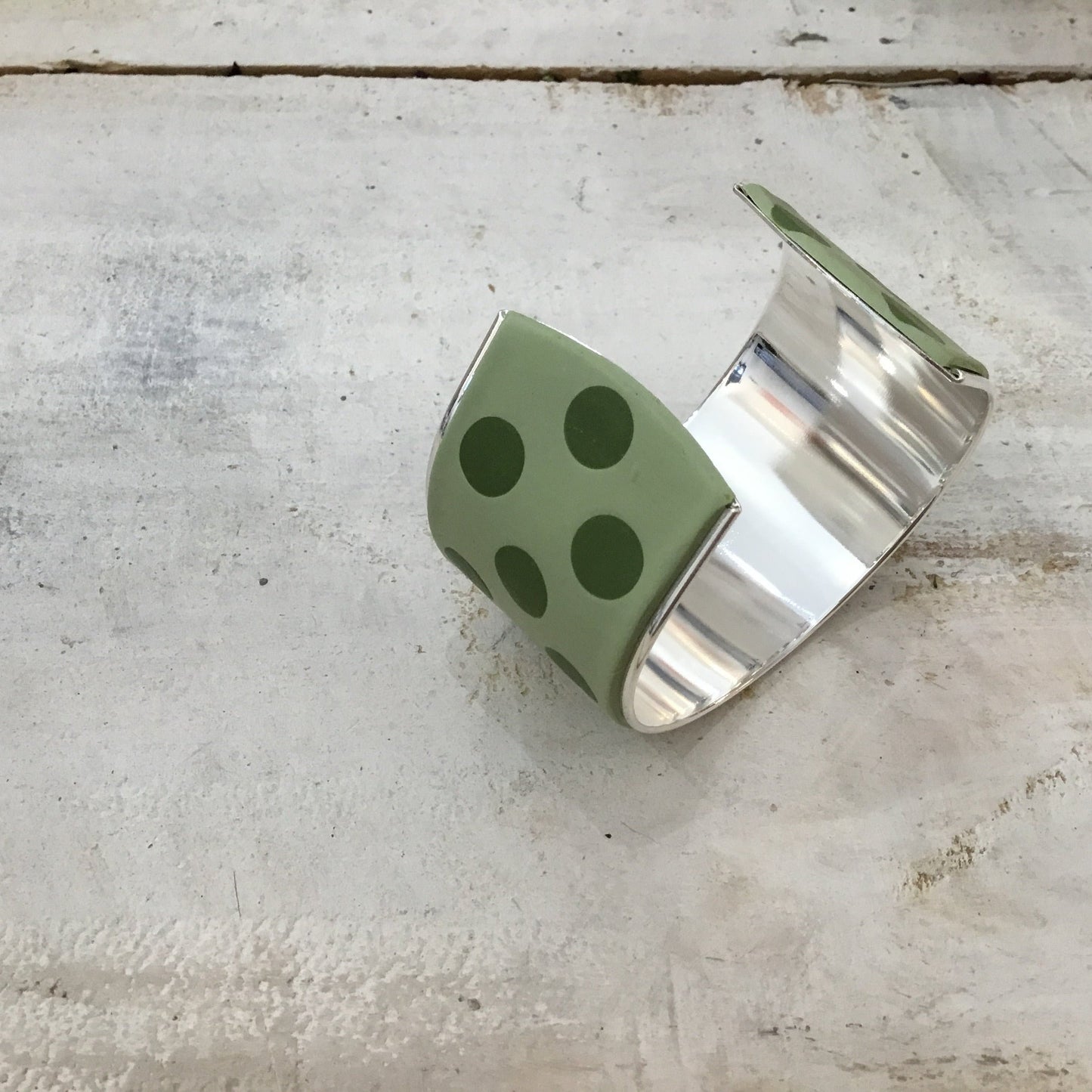 Brazalete tipo brazalete con diseño de lunares en verde salvia y verde oliva de Stephanie Fraselle - Diseño de joyería artesanal