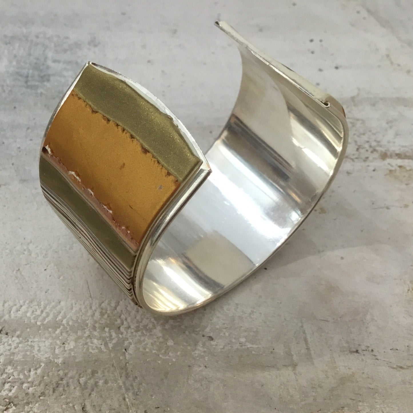 Brazalete brazalete “Luz dorada” de Stephanie Fraselle - Diseño de joyería artesanal