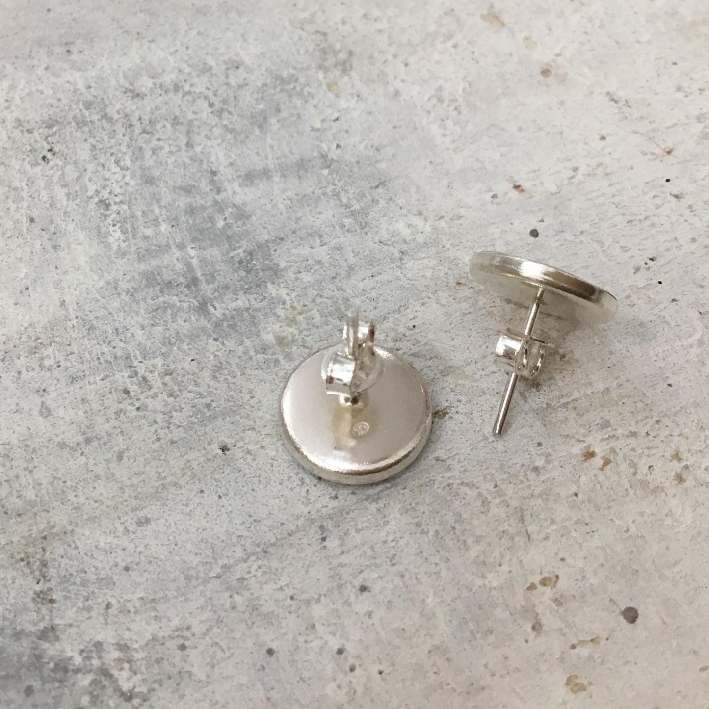 PENDIENTES DE PLATA DE LEY 925 DE 12 MM CON LA MARCA “Universe” DE CAROLINA - HECHOS A MANO - POR STYLE FRASSELLE - DISEÑO DE JOYAS ARTESANALES