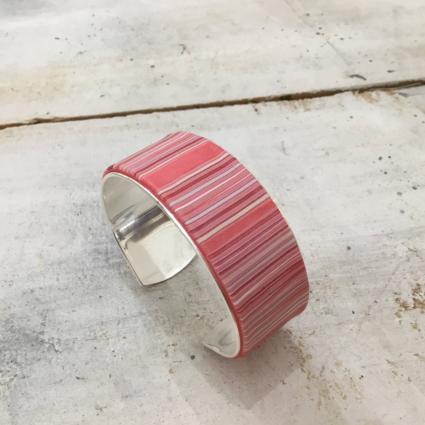 Brazalete tipo brazalete “Rosa ruborizado y coral” de Stephanie Fraselle - Diseño de joyería artesanal