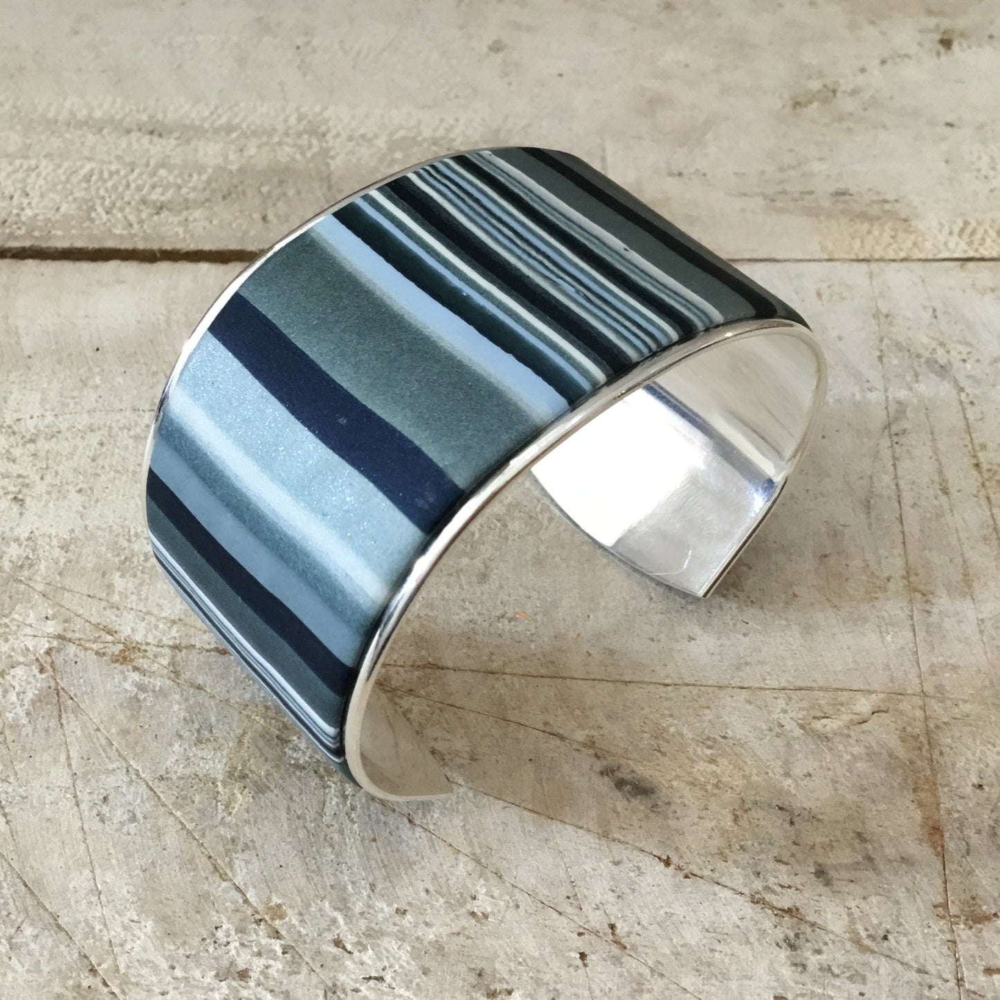 Brazalete Sea Foam “Colección Blue Denim” de 37 mm de Stephanie Fraselle - Diseño de joyería artesanal