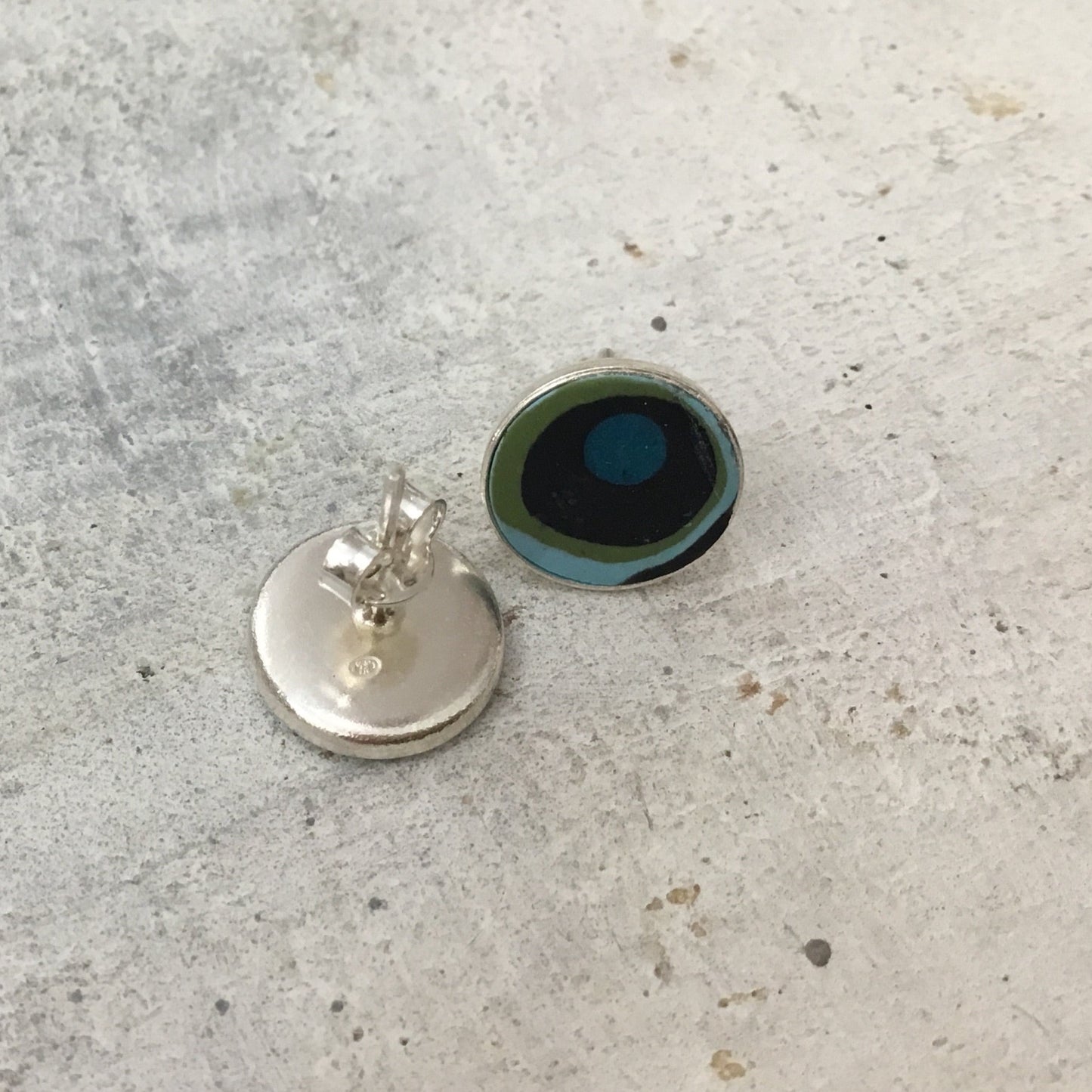 PENDIENTES DE PLATA DE LEY 925 DE 12 MM CON LA MARCA “Universe” DE CAROLINA - HECHOS A MANO - POR STYLE FRASSELLE - DISEÑO DE JOYAS ARTESANALES