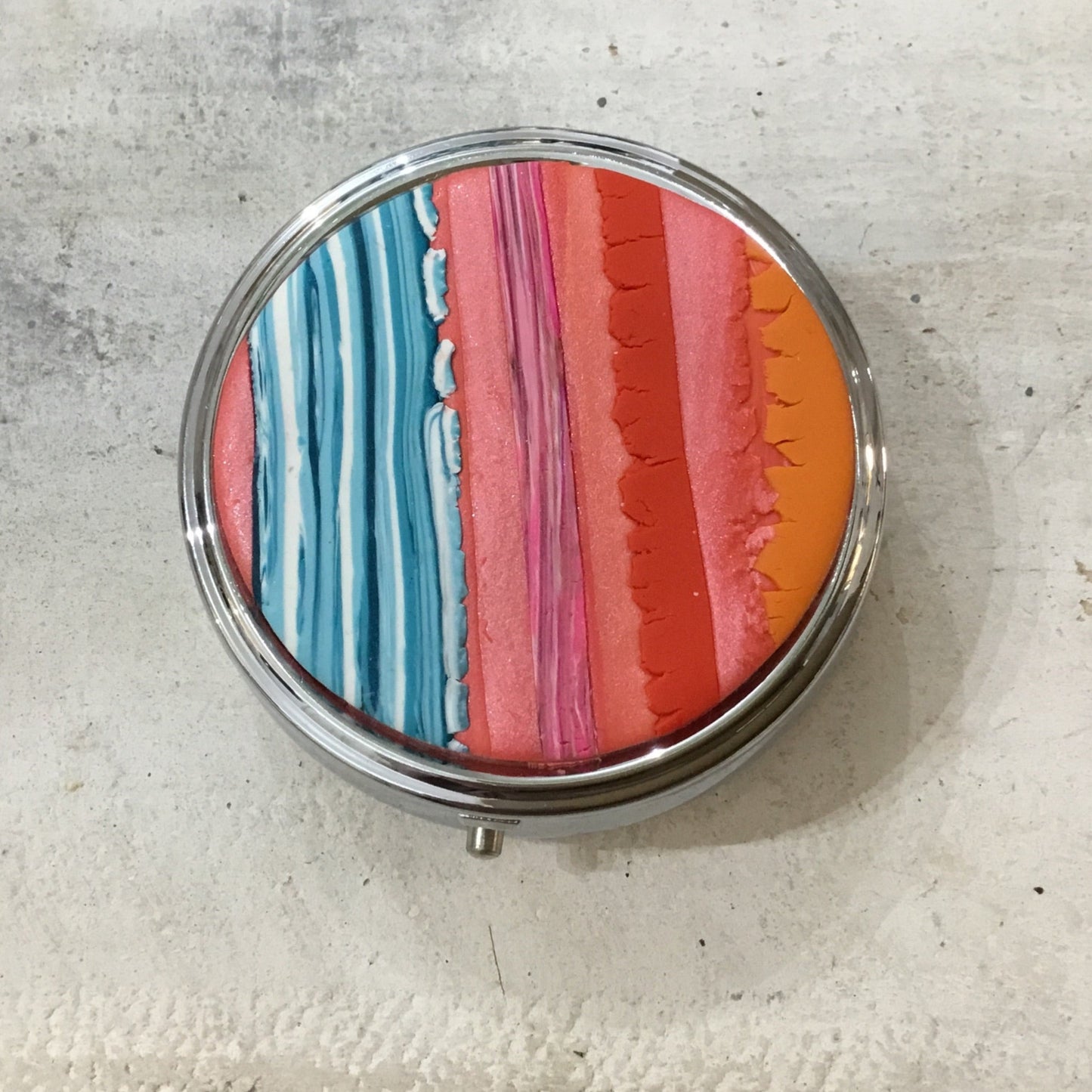 „Tropical Fizz“ verzierte 60-mm-Vitamin-Pillendose von Stephanie Fraselle - Kunstvolles Schmuckdesign