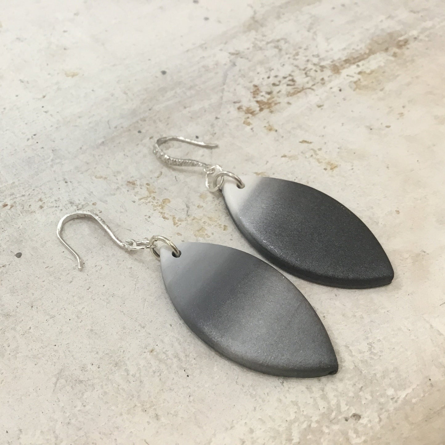 Combinaciones de “minimalismo gris y blanco” Pendientes colgantes no idénticos hechos a mano de PLATA DE LEY 925 - por Stephanie Fraselle - Diseño de joyería artesanal